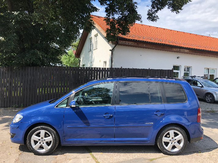 File:VW Touran 2.0 TDI DSG Highline Deep Black.JPG - Wikimedia Commons